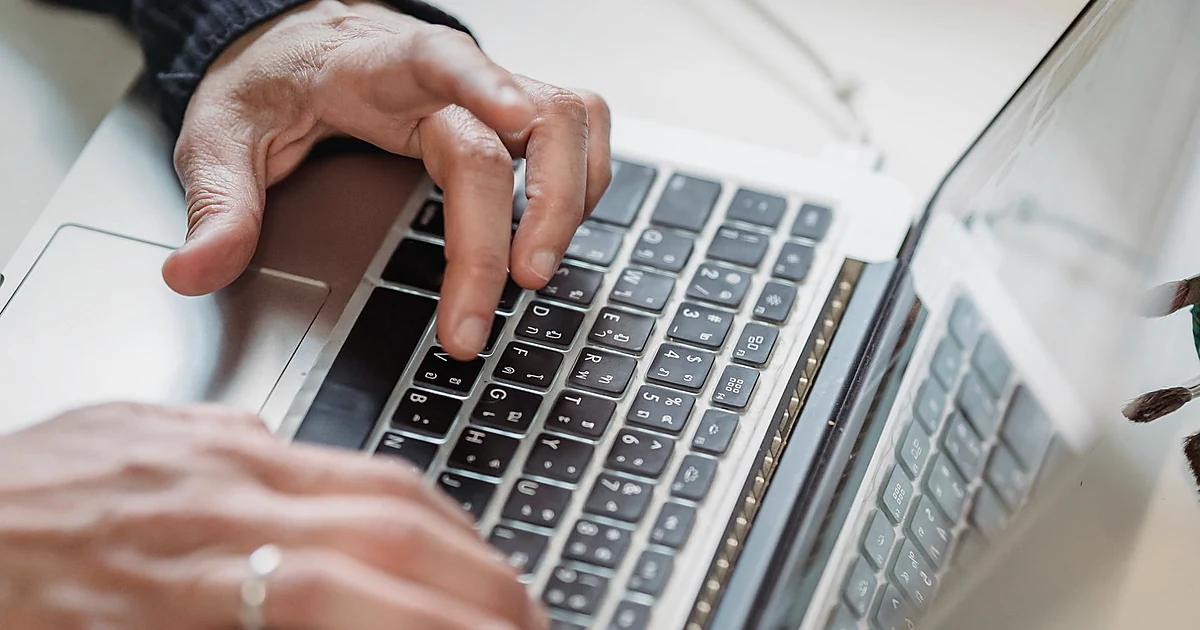 خلاصة بصرية لمقال أخلاقيات الذكاء الاصطناعي والملكية الفكرية لصناع المحتوى: دليل عملي قبل النشر