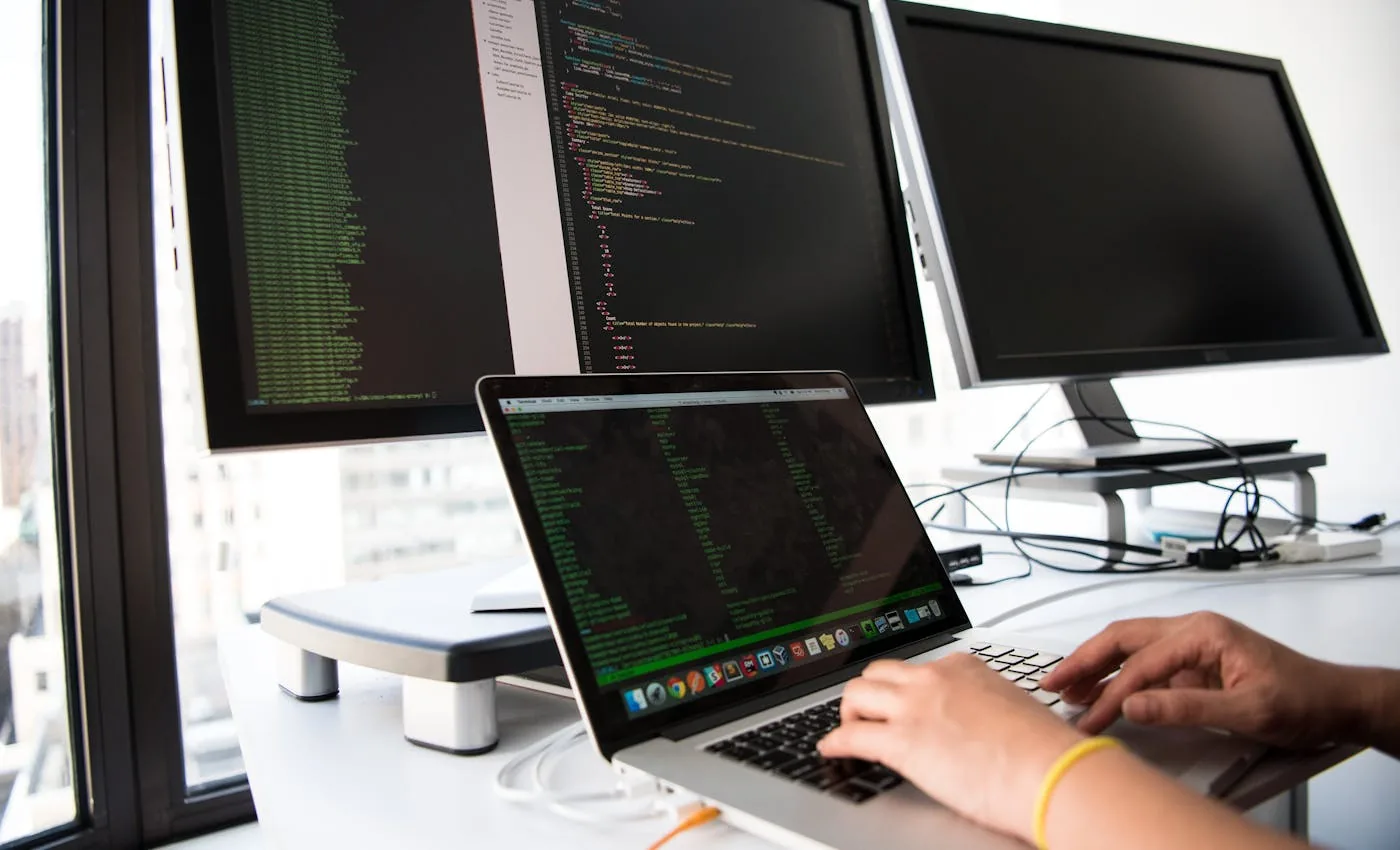 شاشة حاسوب تعرض كود برمجي أثناء تعلم Python للذكاء الاصطناعي